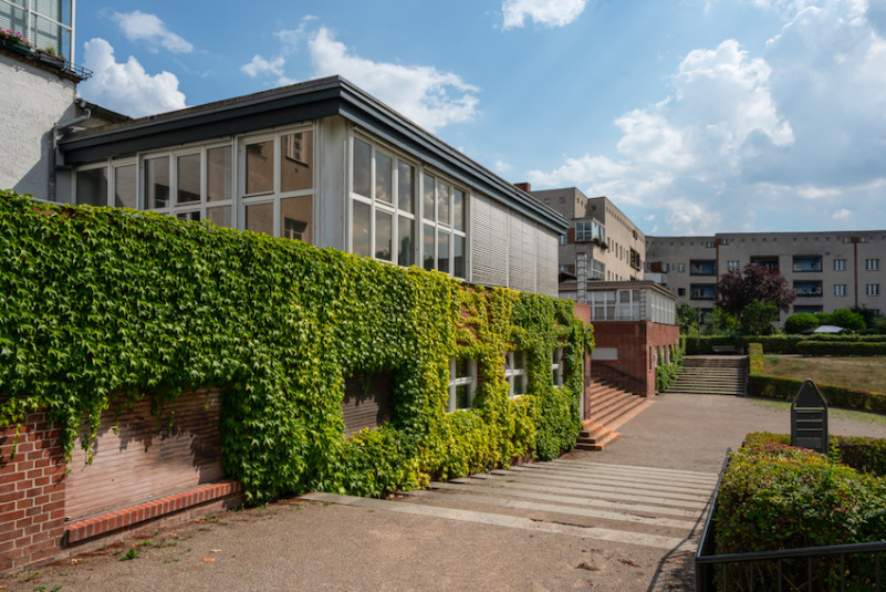 plüsch74 Vermietung Location Film Foto Event Dorf Farben Stadt Berlin 6