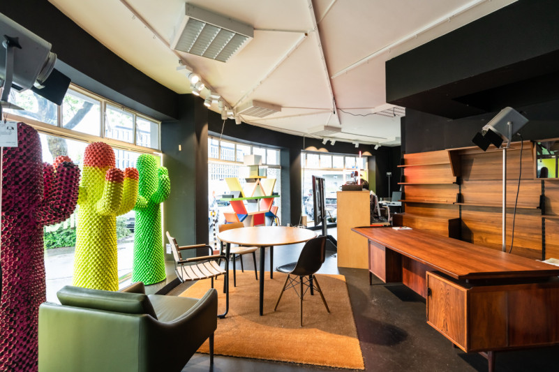 plush74 Fenster Showroom 1