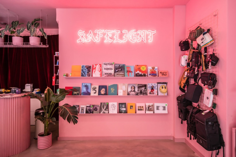 plush74 location foto film berlin deutschland laden laden rosa kamera 7