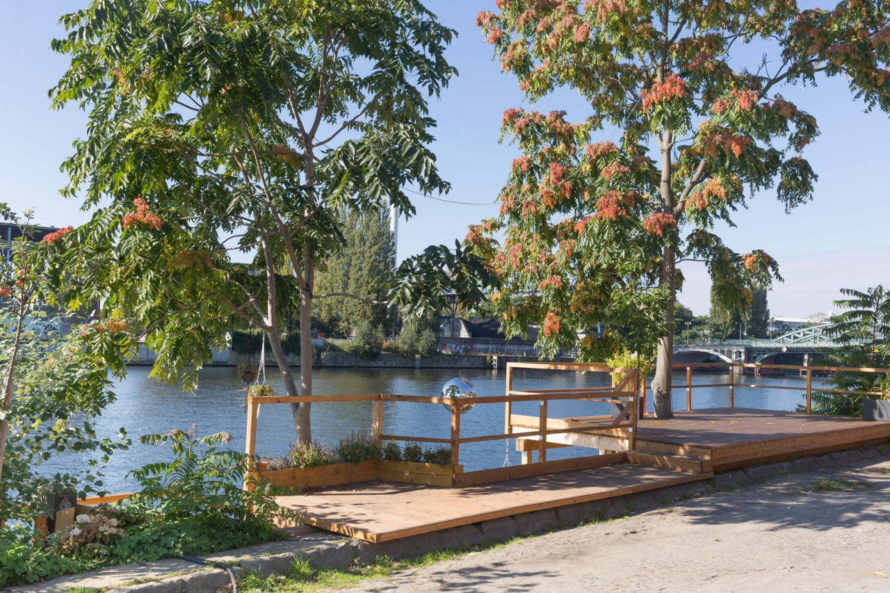 CHARMANTE INDUSTRIETERRASSE MIT WASSERANLEGER