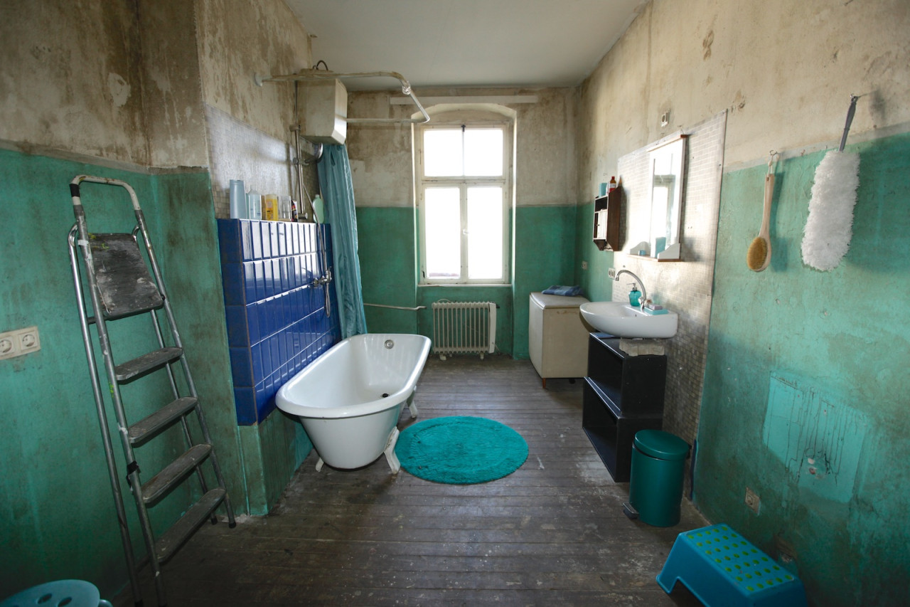 Old Bathroom With Claw Foot Tub Berlin