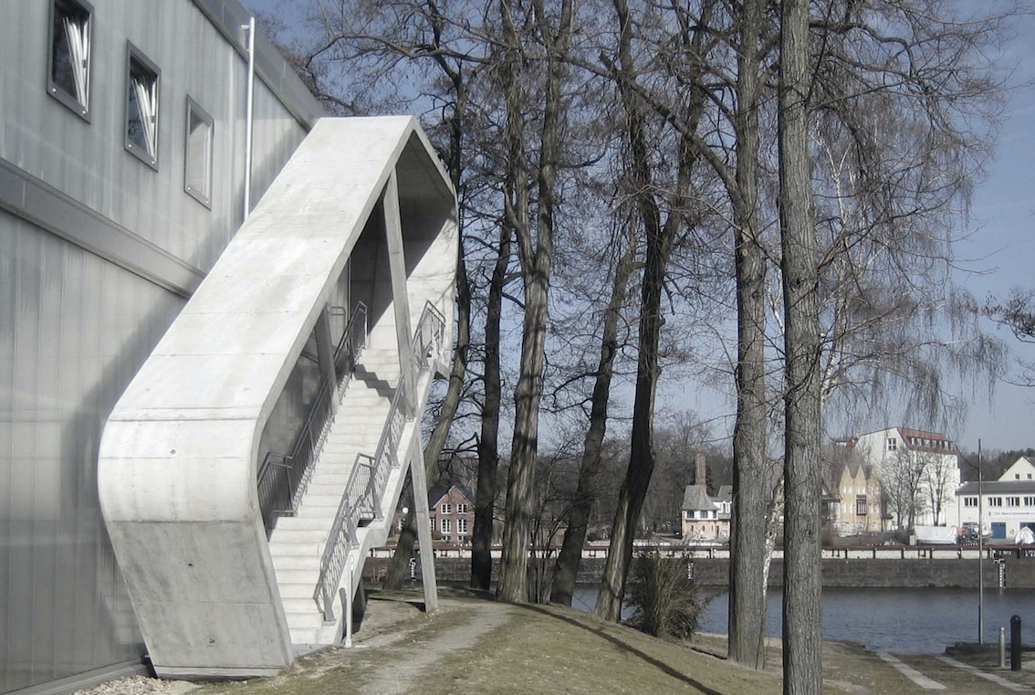 ASTRONAVE DI CEMENTO SUL FIUME BERLINO