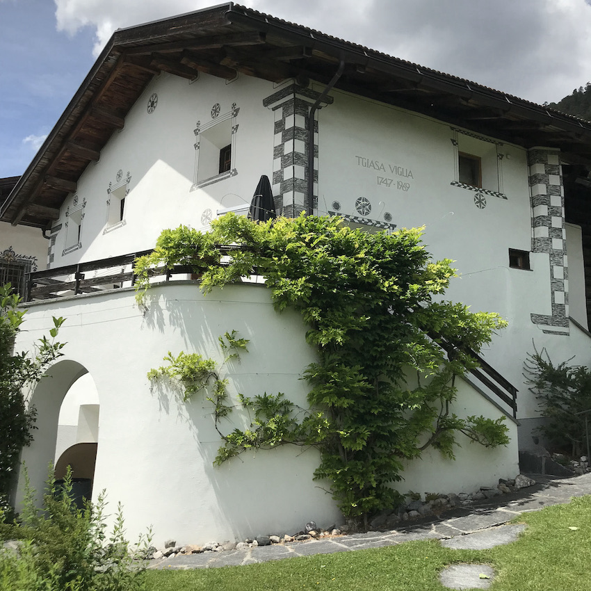 plush74 location film photo alvaneu switzerland historical farm house 2