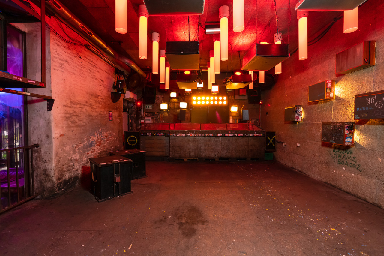 plush74 location scout rental photo film production berlin club bar funky12
