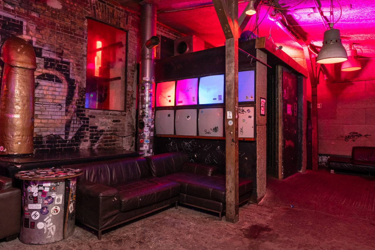 plush74 location scout rental photo film production berlin club bar funky19