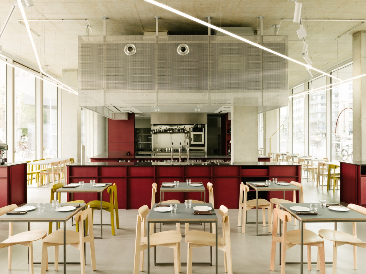 STRAK STEDELIJK RESTAURANT BERLIJN