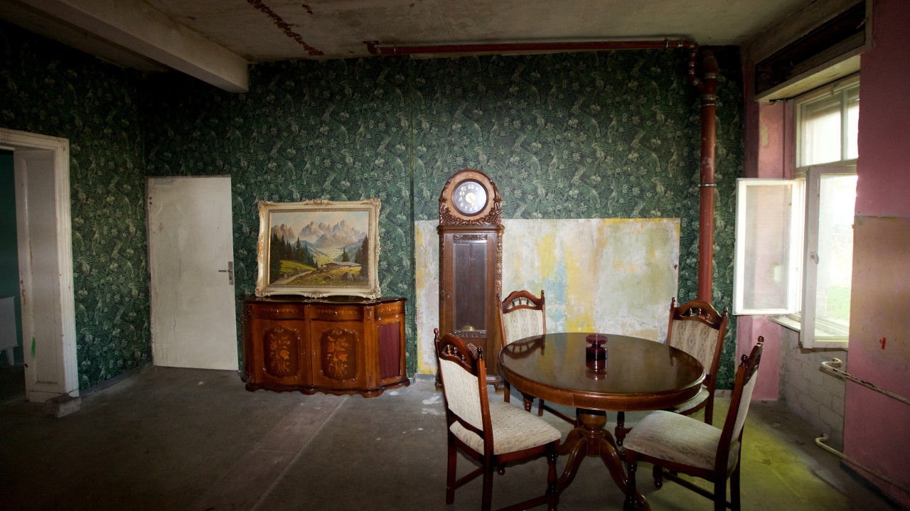 VINTAGE LIVING ROOM