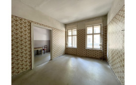 1920s Apartment With Floral Wallpaper