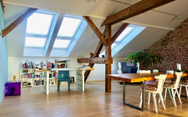 Loft moderno iluminado por el sol con encanto rústico