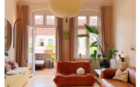 Colorful Altbau Mid-Century Photo Haven