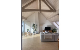 BRIGHT AND AIRY SEEFELD ATTIC LOFT