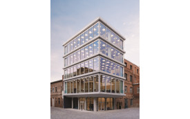 CONTEMPORARY GLASS BUILDING ON THE SPREE