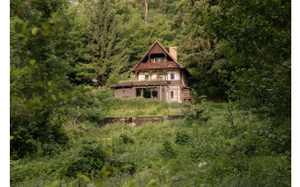 MAGICAL LAKESIDE HOUSE