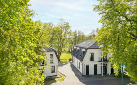 Lakeside Dream Villa Retreat in the Green