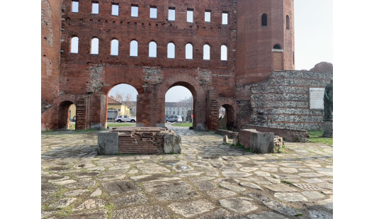 felpa74 antigua puerta de la ciudad romana 4