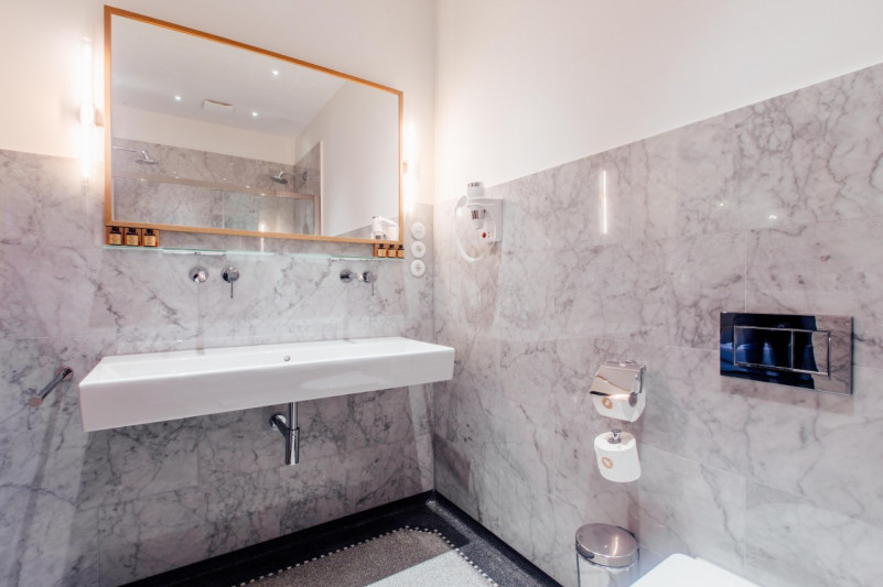 05 bathroom