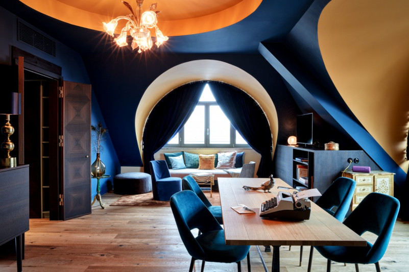 25h royalbavarian steveherud rooms peacocksuite medium 6