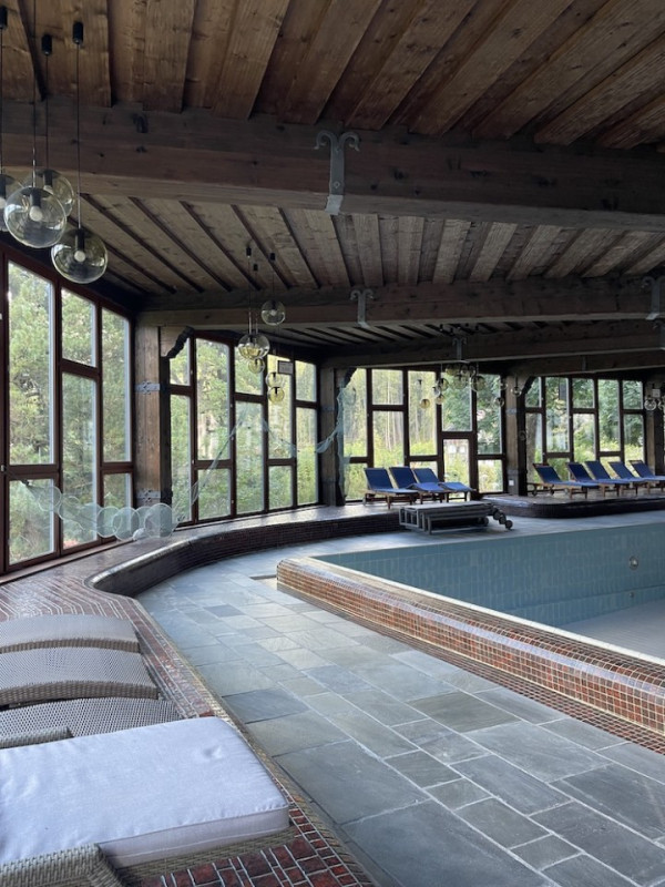 plush74 film photo event location switzerland vulpera hotel swimming pool indoor retro 7