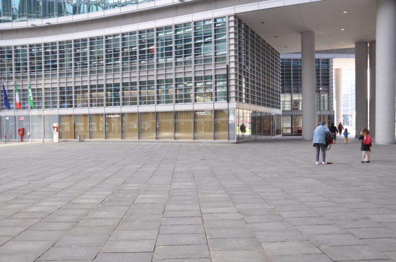 plush74 italy milano location rent shoot film photo streets square modern architecture glass 21