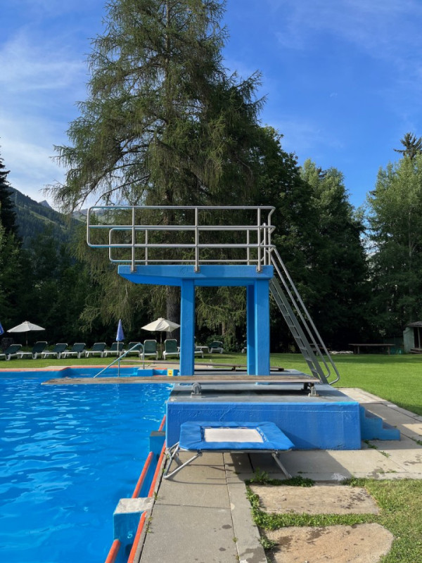 plush74 location foto film evento svizzera vulpera lido piscina all'aperto colore 39