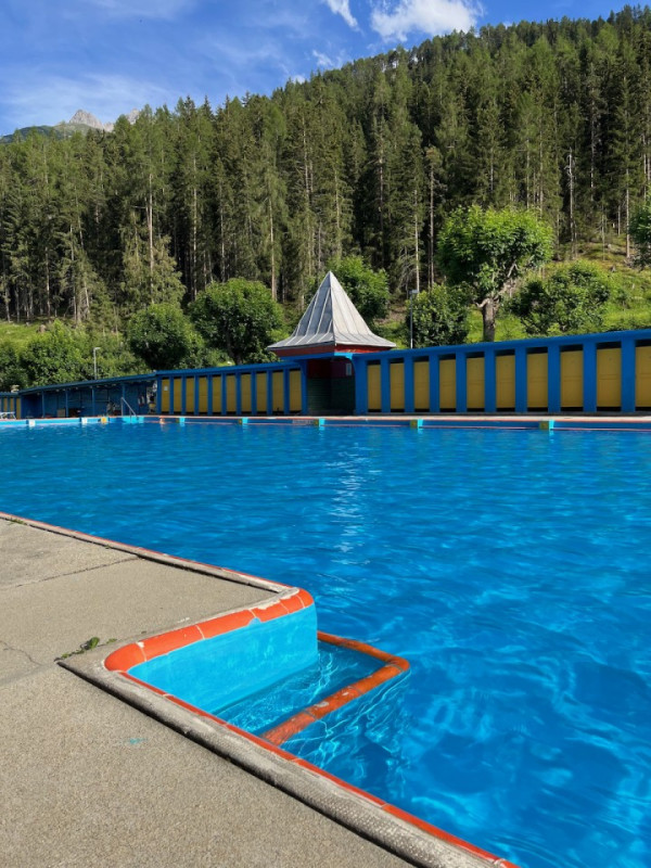 plush74 location foto film evento svizzera vulpera lido piscina all'aperto colore 52