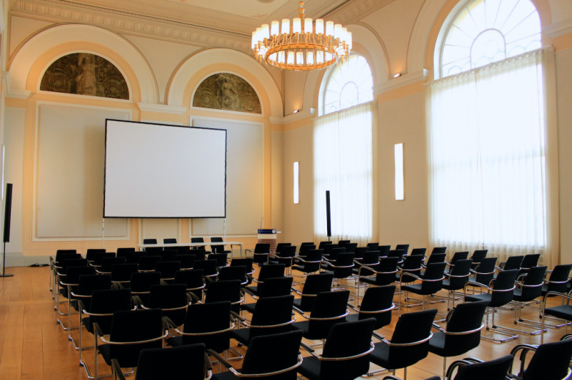 plush74 location scout alquiler fotografía producción cinematográfica berlín teatro mitte even space hall14