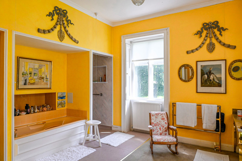 gg master bathroom tub