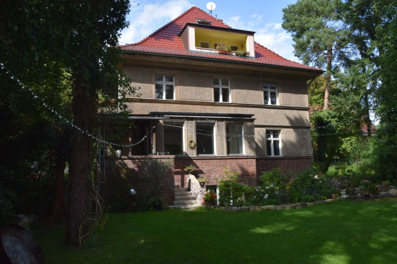 landhausvilla mit garten und baumbestand 1