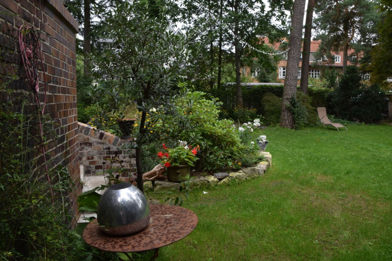 landhausvilla mit garten und baumbestand 10