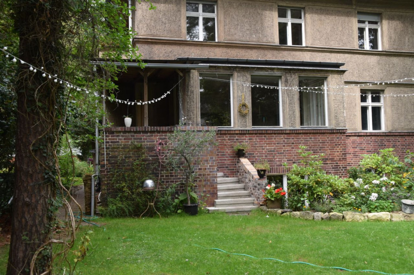 landhausvilla mit garten und baumbestand 12