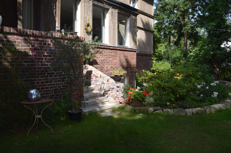 landhausvilla mit garten und baumbestand 17