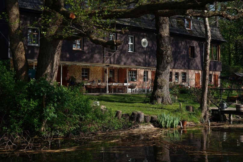 plus74 location villa am see countryside germany film photo1