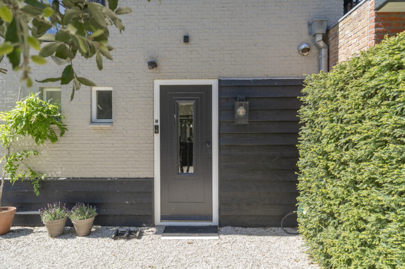 plush74 clean modern villa laren 53