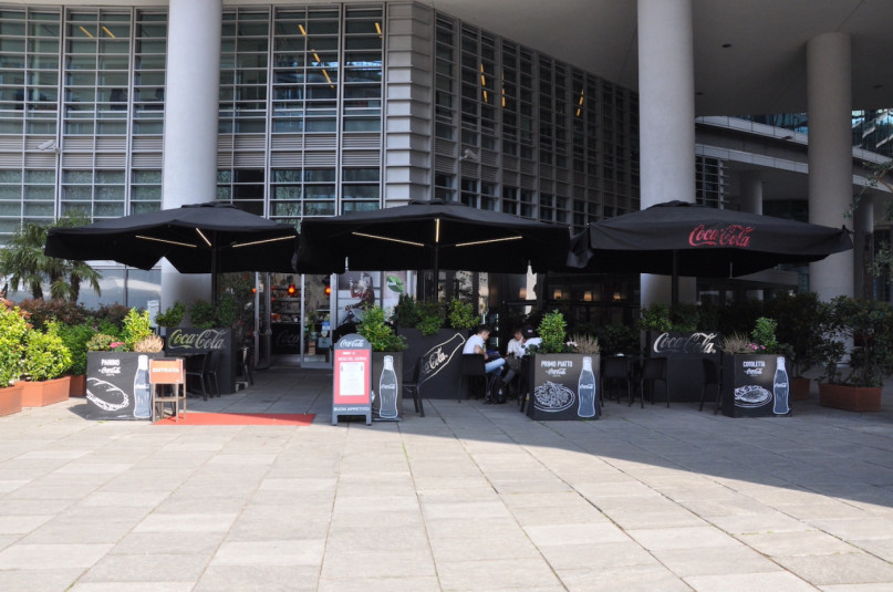 pluche74 italie milano locatie huren film foto straten plein moderne architectuur glas 10