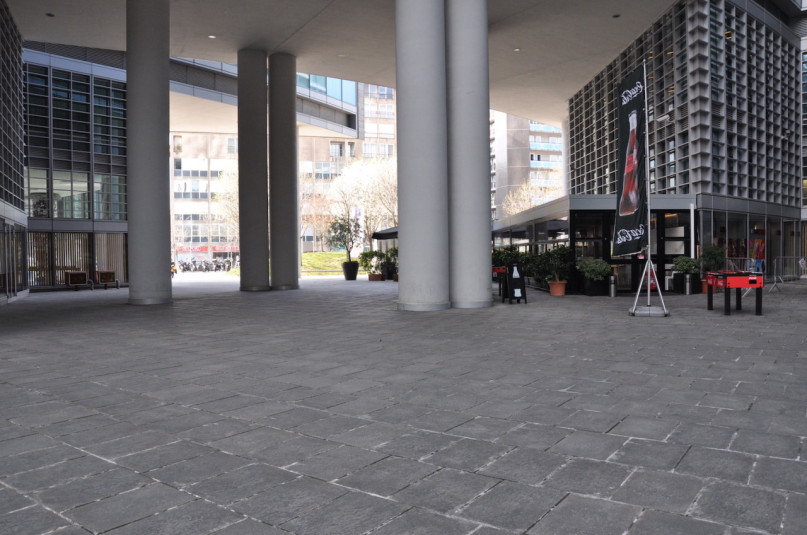 pluche74 italie milano locatie huren shoot film foto straten plein moderne architectuur glas 14