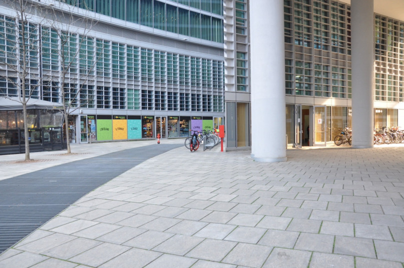 pluche74 italie milano locatie huren shoot film foto straten plein moderne architectuur glas 19