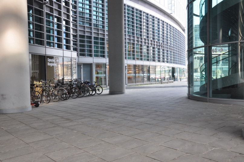 pluche74 italie milano locatie huren shoot film foto straten plein moderne architectuur glas 23