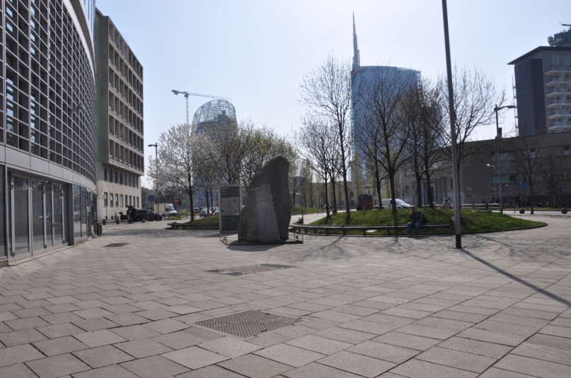 pluche74 italie milano locatie huren shoot film foto straten plein moderne architectuur glas 3