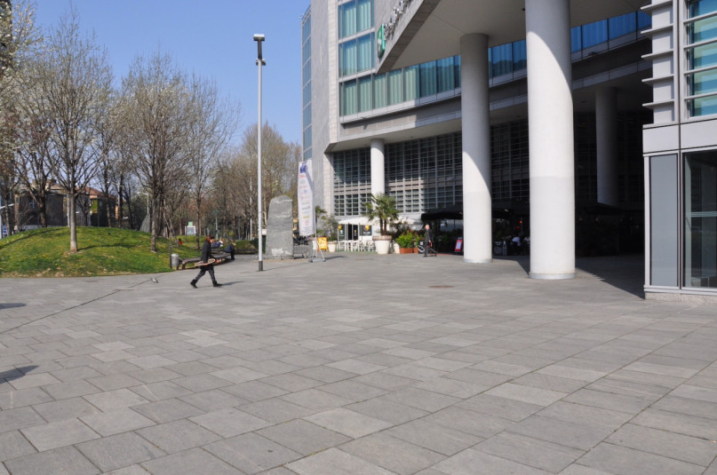 pluche74 italie milano locatie huren film foto straten plein moderne architectuur glas 8