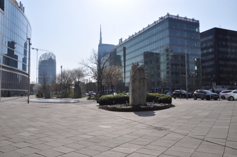 pluche74 italie milano locatie huren film foto straten plein moderne architectuur glas 9