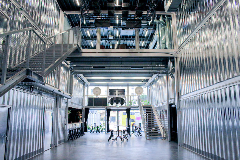 felpa74 ubicación foto película evento alquiler alemania berlín contenedor caja acero sala de exposiciones 14