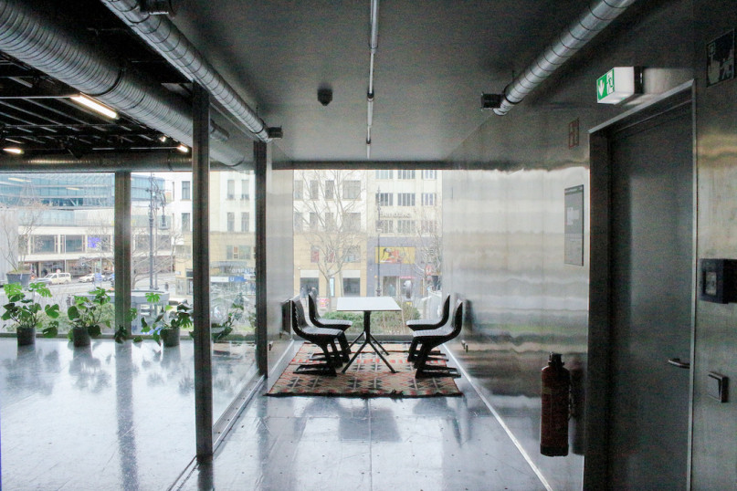 felpa74 ubicación foto película evento alquiler alemania berlin contenedor caja acero sala de exposición 2