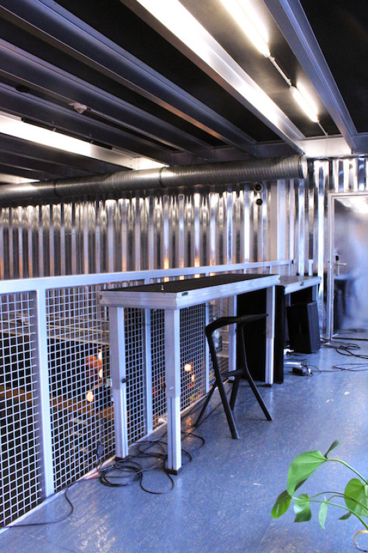 felpa74 ubicación foto película evento alquiler alemania berlin contenedor caja acero showroom 33