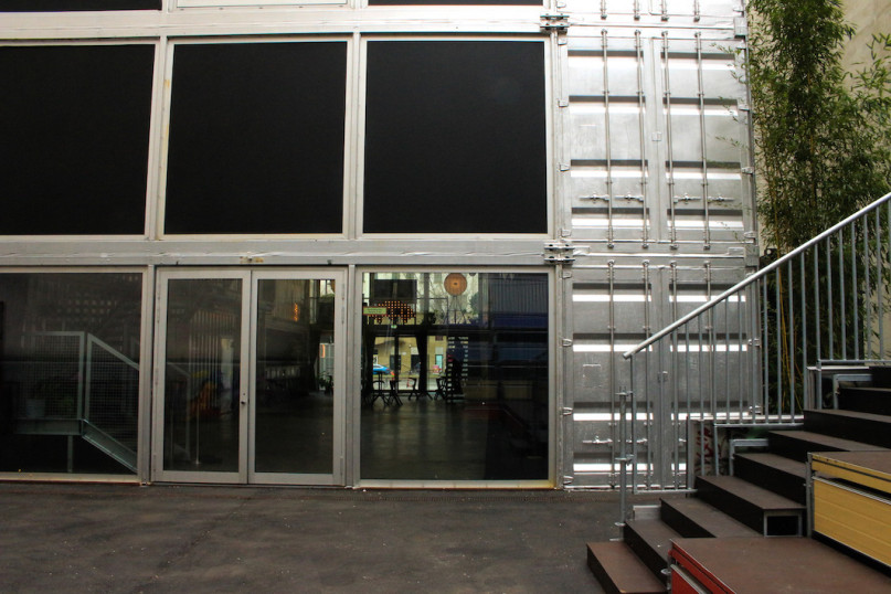 felpa74 ubicación foto película evento alquiler alemania berlin contenedor caja acero sala de exposición 37