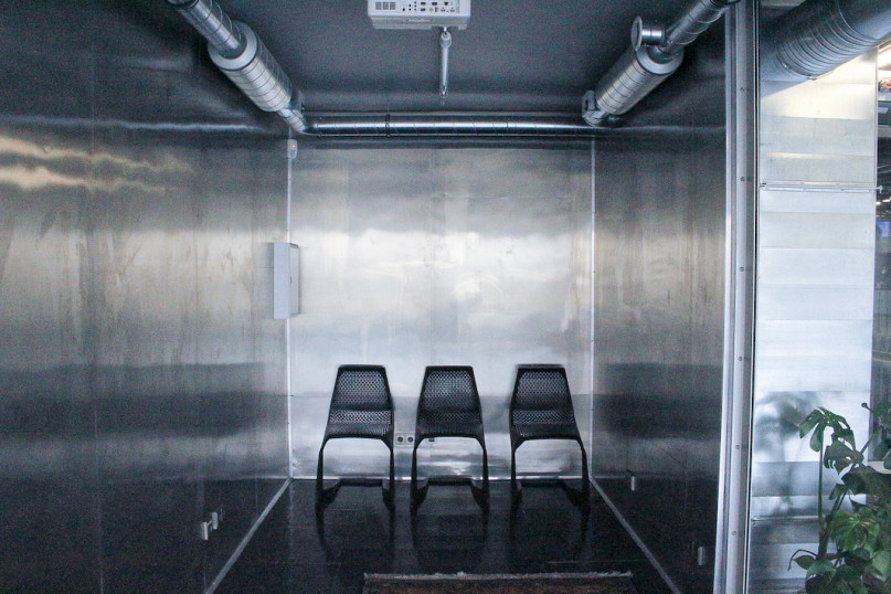 peluche74 ubicación foto película evento alquiler alemania berlin contenedor caja acero sala de exposiciones 4