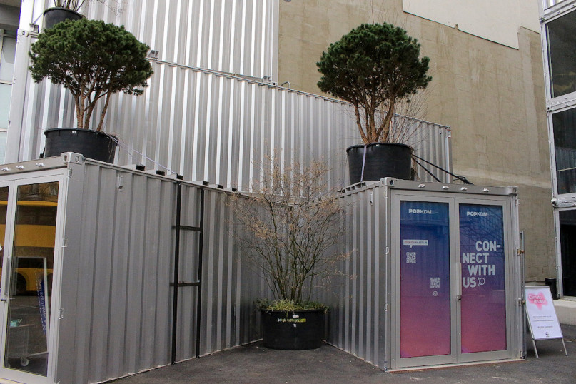 peluche74 ubicación foto película evento alquiler alemania berlin contenedor caja acero sala de exposiciones 43