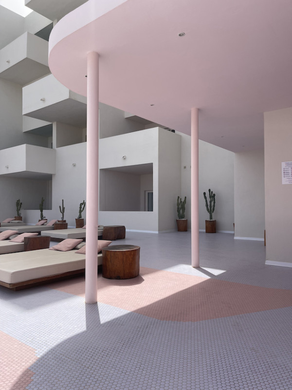 pluche74 locatiescout ibiza straten grafisch funky verhuur roze film foto evenement roze hotel zwembad auto11