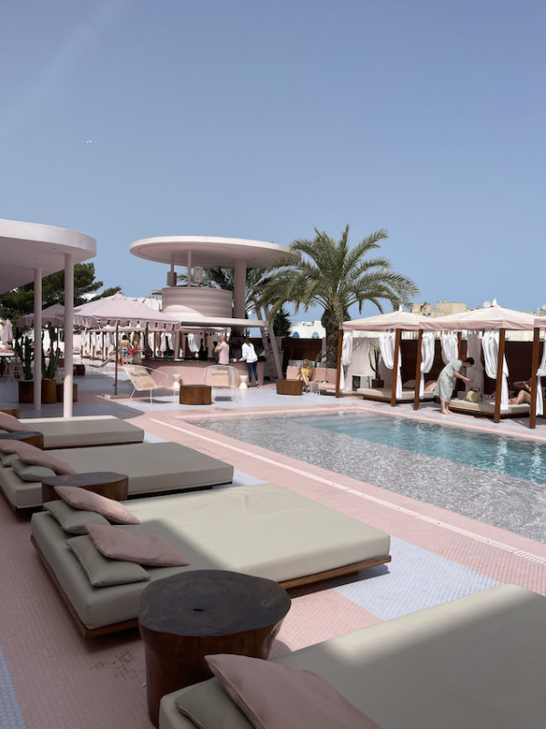 pluche74 locatiescout ibiza straten grafisch funky verhuur roze film foto evenement roze hotel zwembad auto12