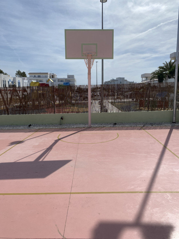 pluche74 locatiescout ibiza straten grafisch funky verhuur roze film foto evenement roze hotel zwembad auto13