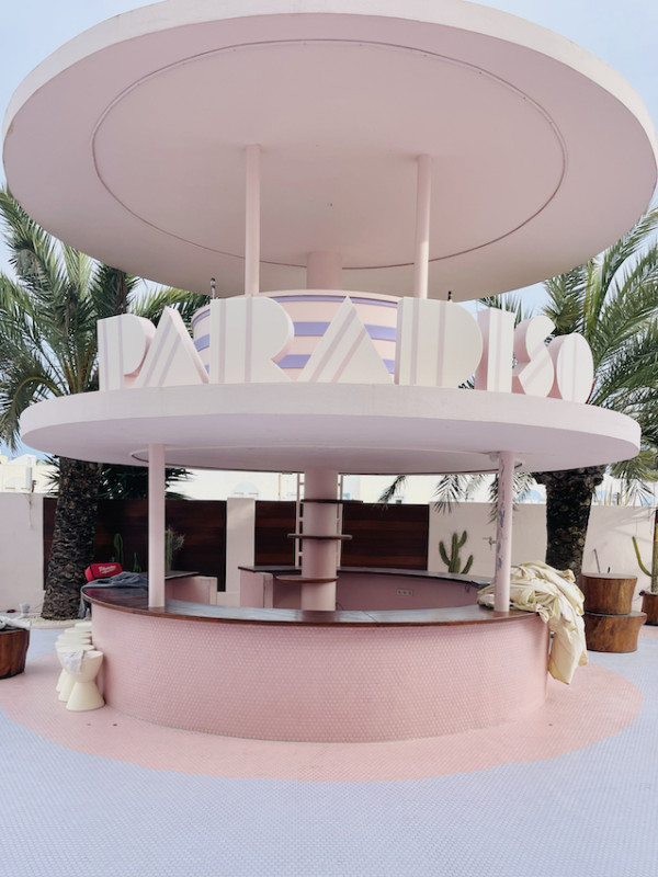 pluche74 locatiescout ibiza straten grafisch funky verhuur roze film foto evenement roze hotel zwembad auto14